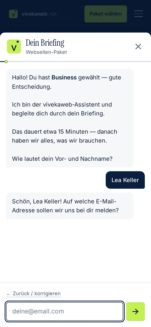Der Briefing-Chat auf dem Handy: Begrüssung, deine erste Antwort und die nächste Frage