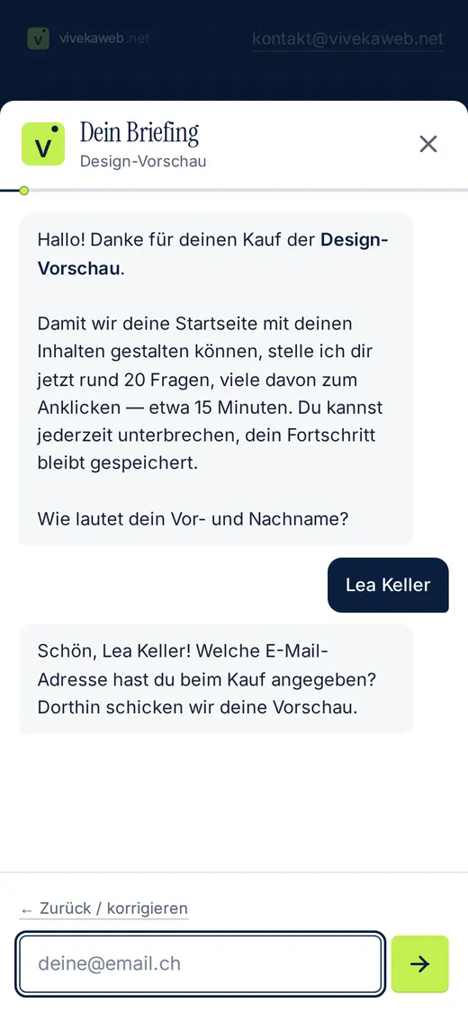Der Briefing-Chat der Design-Vorschau auf dem Handy: Begrüssung, deine erste Antwort und die nächste Frage
