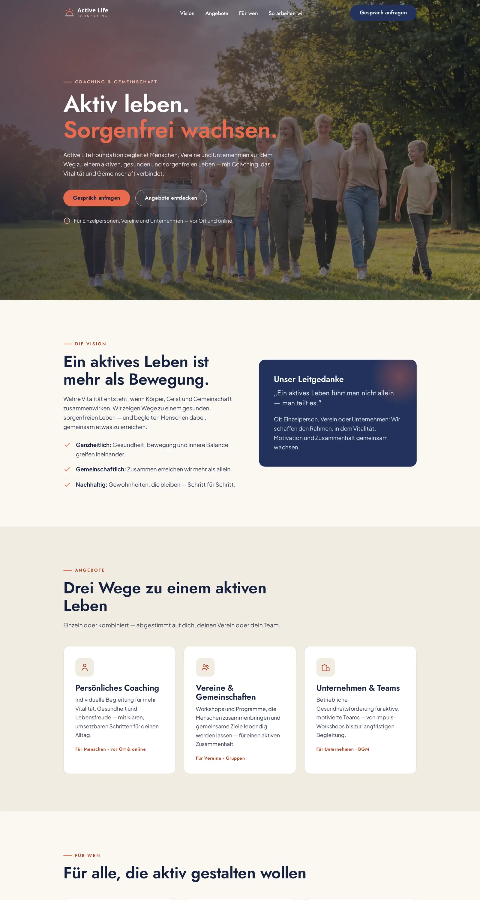 Webseite der Active Life Foundation: eine Gruppe beim Spaziergang im Abendlicht, Titel «Aktiv leben. Sorgenfrei wachsen.»