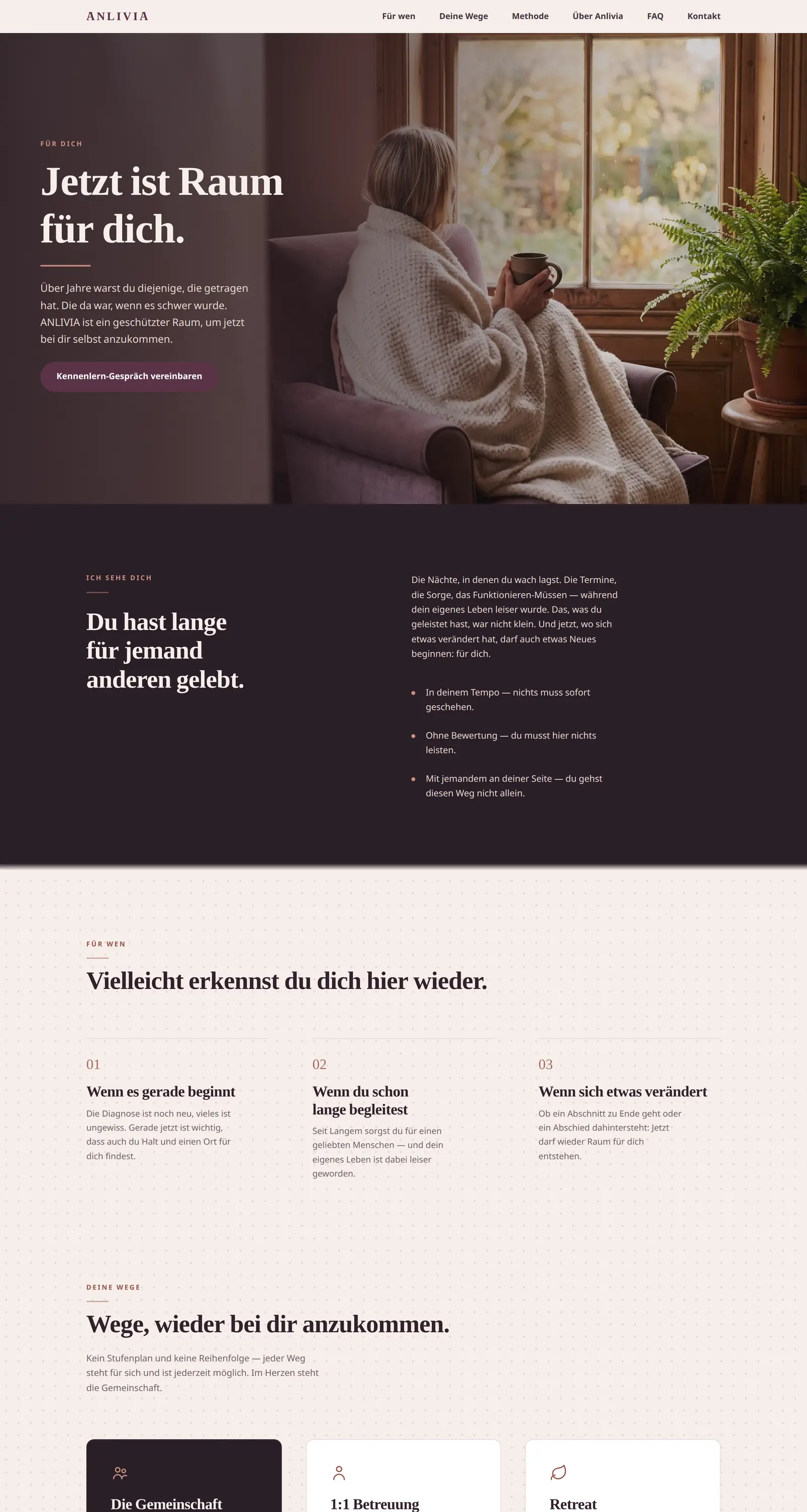 Webseite von Anlivia: eine Frau in eine Decke gehüllt am Fenster, Titel «Jetzt ist Raum für dich.»
