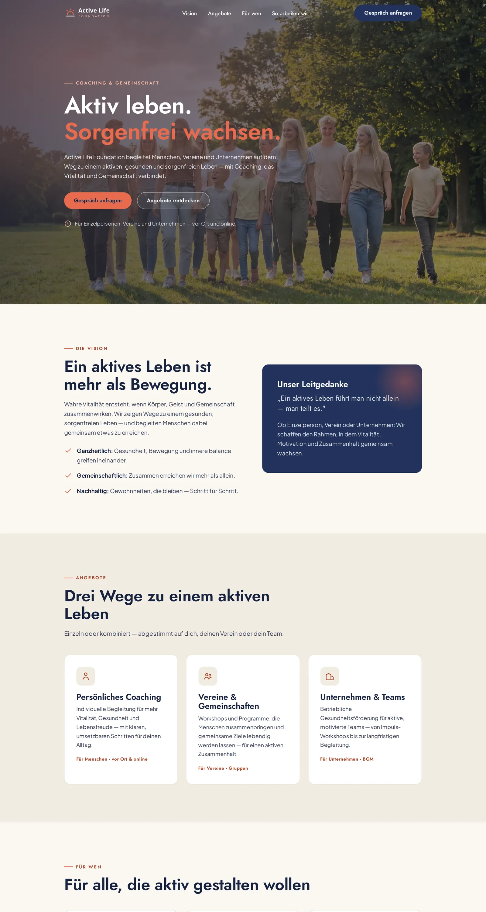 Webseite der Active Life Foundation: eine Gruppe beim Spaziergang im Abendlicht, Titel «Aktiv leben. Sorgenfrei wachsen.»