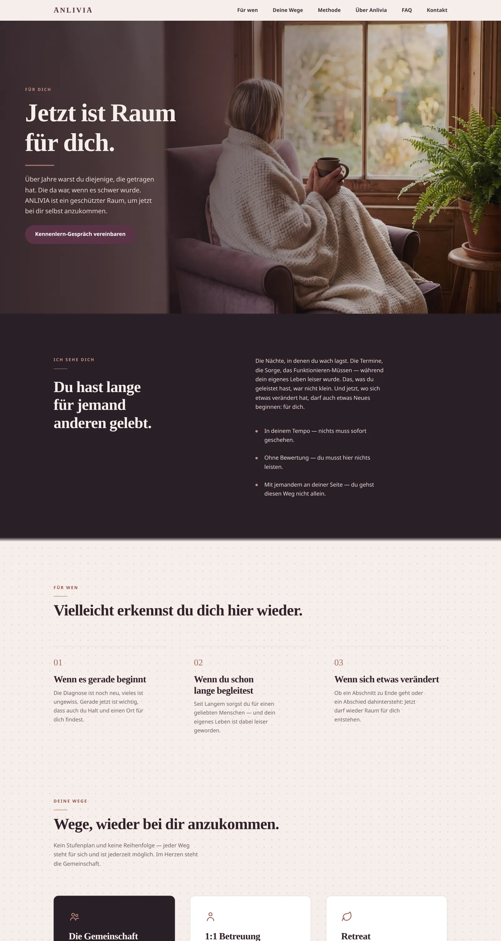 Webseite von Anlivia: eine Frau in eine Decke gehüllt am Fenster, Titel «Jetzt ist Raum für dich.»