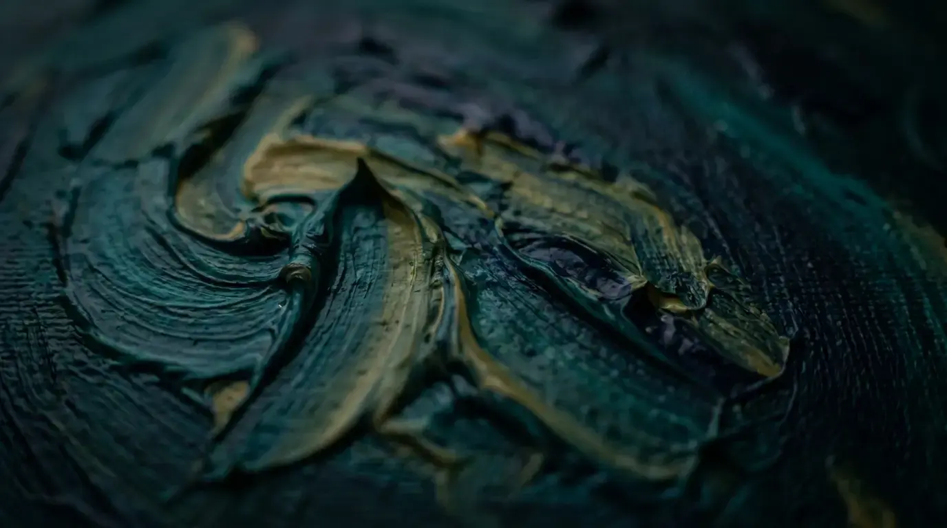Nahaufnahme von Acrylfarbe in Petrol, Indigo und Ocker auf Leinwand